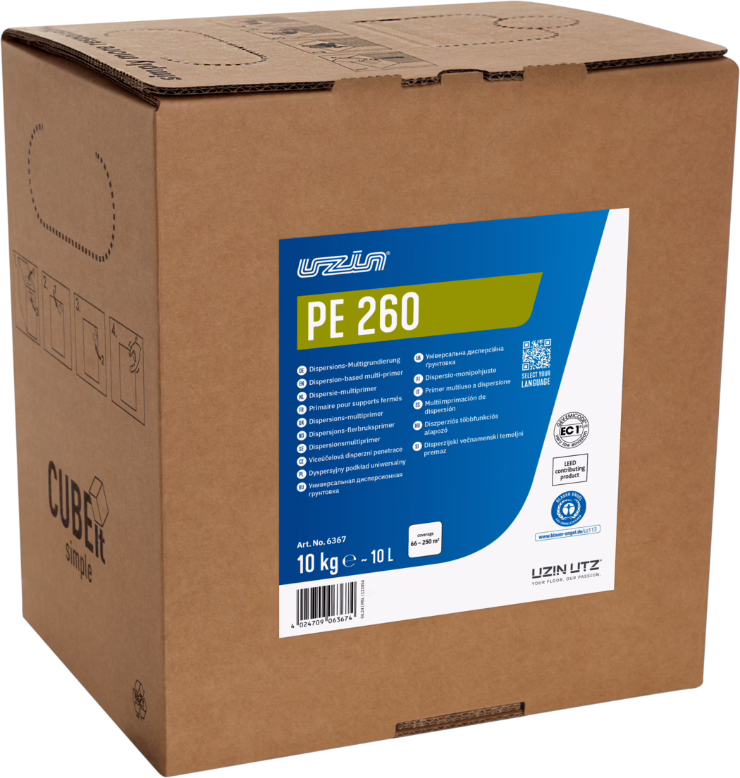UZIN_Dummy_PE 260-10kg CUBE_2024-06 Brown corrugated cardboard box with a large blue and green product label reading "PE 260". The label displays the UZIN logo, the product name, a multilingual description indicating a dispersion-based multi-primer, the net content '10 kg ≈ 10 L', article number, barcode, coverage information and certification logos. The side of the box shows printed handling icons and the 'CUBEit simple' branding. The box is photographed on a white background, showing the front label, top flap and part of the side panel.