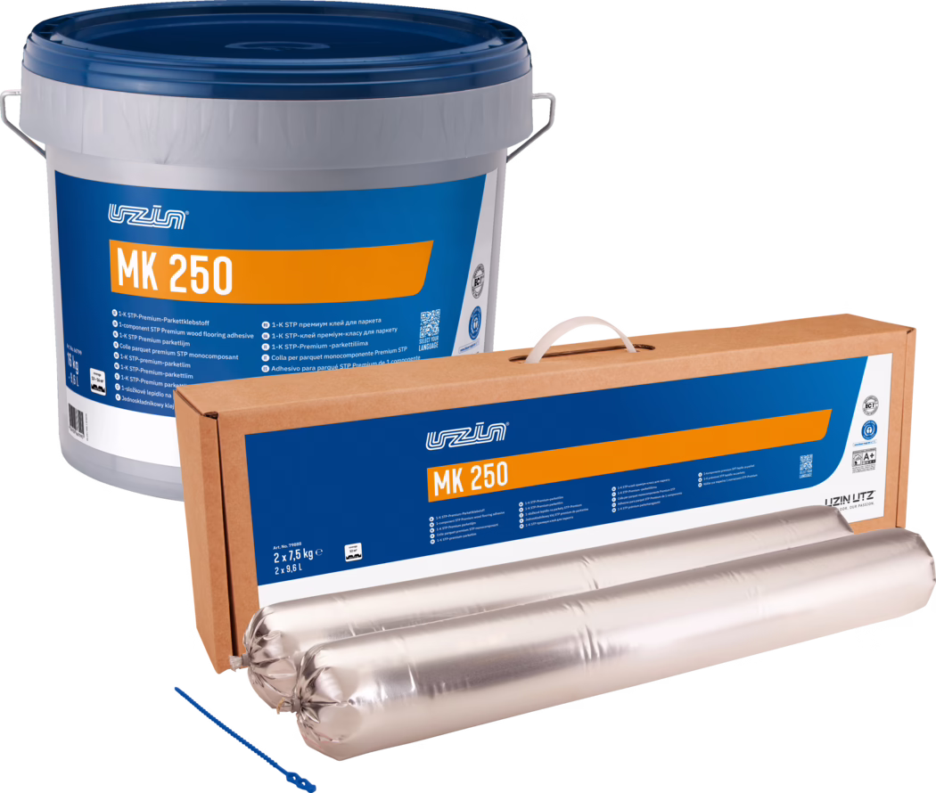 UZIN_Dummy_MK 250-Composing_2024-06 High-resolution product image of UZIN MK 250 flooring adhesive: a large white plastic bucket with a blue lid and a blue-orange label reading 'MK 250', a long rectangular cardboard box with matching branding and a carry handle, and two silver foil sausage packs of adhesive placed in front; the metal handle of the bucket is visible. Clean white background and studio lighting, product arranged for packaging display.
