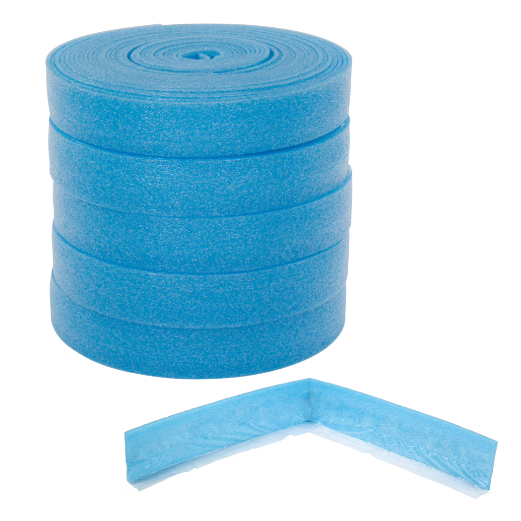 UZIN_Dummy_ES 100_8_2016-09 Close-up photograph of stacked blue polyethylene foam components: a tightly rolled foam cylinder visible at the top and an L-shaped corner protector piece below. The foam surface is textured with small visible air cells and concentric rings on the roll; the material appears slightly glossy and water-resistant. Designed as protective padding for packaging, pipe insulation, or pool accessories, the lightweight foam is bright cyan-blue with cut edges and a thin removable plastic film on the angled section.
