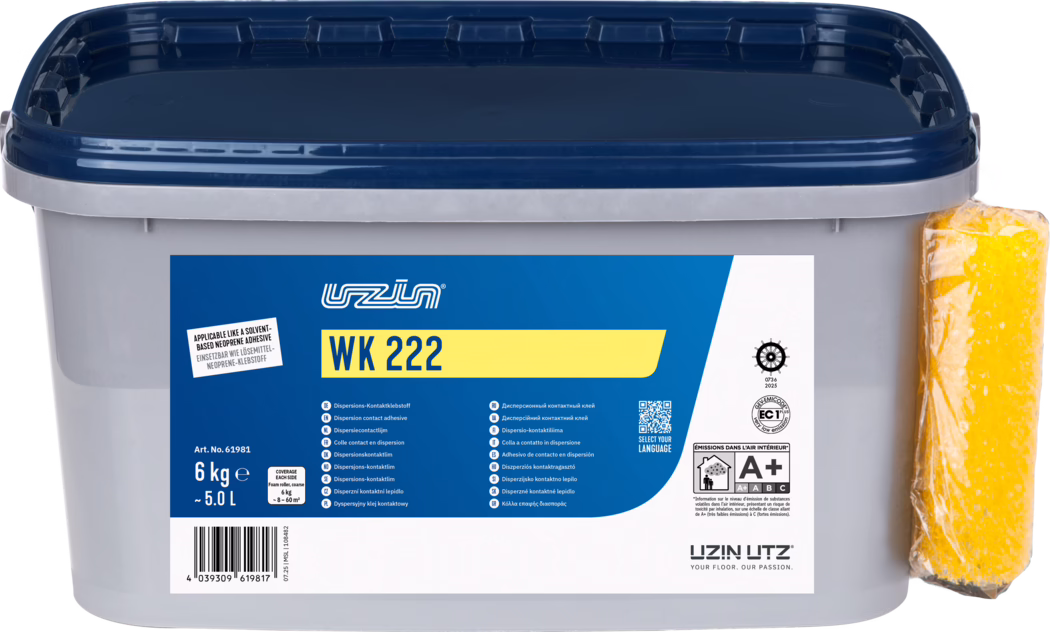 UZIN_Dummy_WK 222-6kg_2025-11 A rectangular grey plastic tub with a dark blue snap-on lid and a blue-and-yellow product label reading 'WK 222'. The container is marked 6 kg (~5.0 L) and shows technical icons, a barcode and small multilingual product text. A yellow sponge wrapped in plastic is attached to the right side. The label displays the brand 'Uzin Utz' and an A+ indoor emissions rating symbol. The product is photographed on a plain white background, sharply focused and evenly lit.