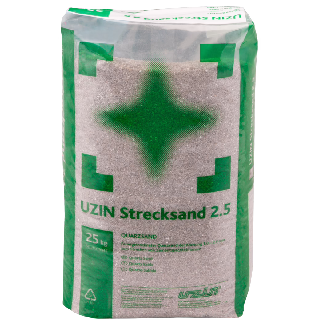 UZIN_Dummy_quartz sand 2.5-25kg_2014-02 A 25 kg plastic bag of UZIN Strecksand 2.5 quartz sand; transparent packaging reveals beige-gray granules and green printed squares with a cross symbol, product name and weight printed in green.